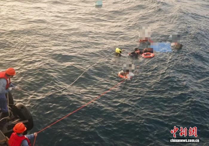 海南洋浦渔船翻扣救援现场