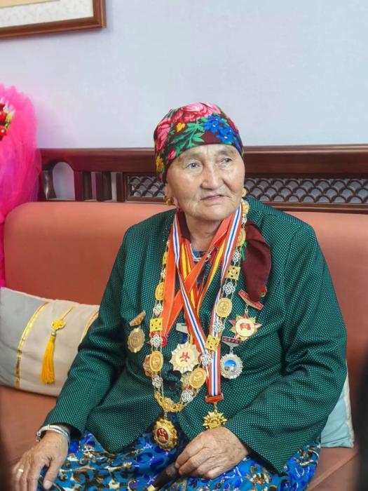 新疆护边60年：布茹玛汗·毛勒朵与她的“中国石”传奇