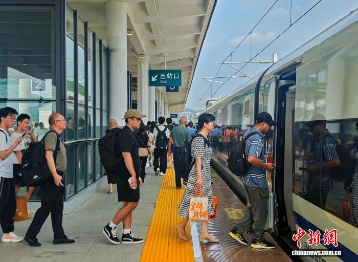 梅龙高铁开通一周年：累计运送旅客超880万，助力区域经济腾飞