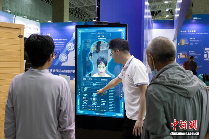 银发族智慧养老新风尚：科技赋能晚年生活品质升级