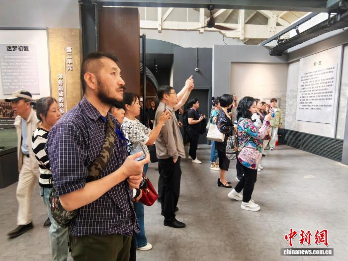 百年机床前的驻足：海外华媒吉林见证工业遗产“新生”