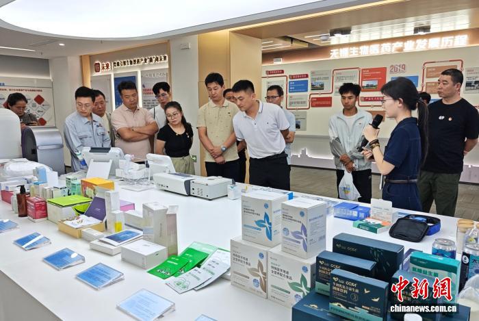 参与者们走进企业展厅参观