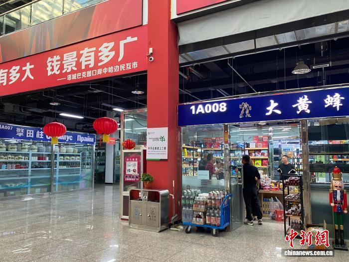 塔城丝路商城内的大黄蜂与擎田柱店铺