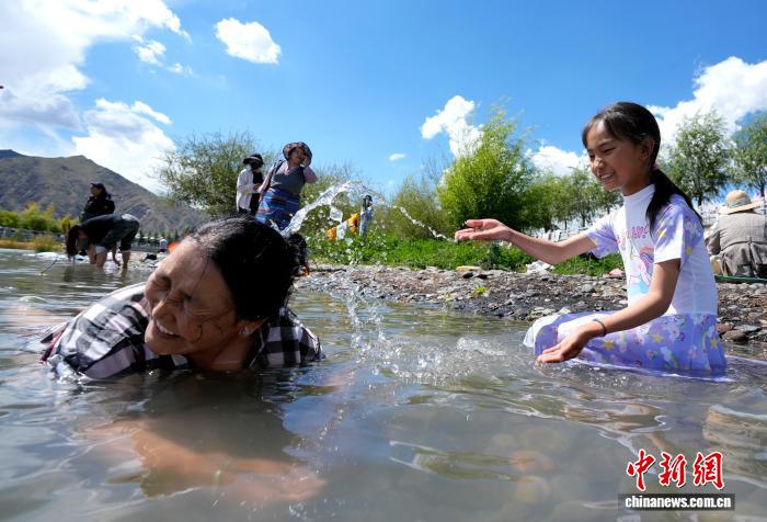 从山涧河谷到药浴温泉 西藏民众享沐浴节时光