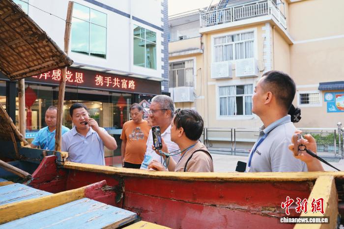 海外华文媒体走进下岐村