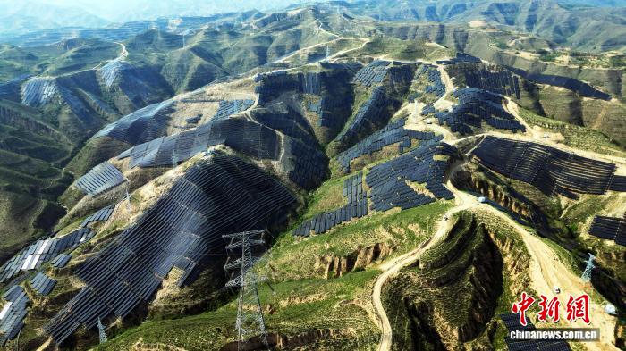 光伏板阵列与山地景观融合