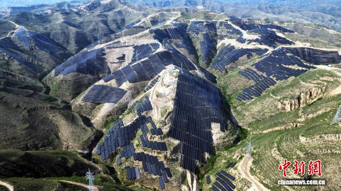 山西柳林：银色光伏矩阵点亮绿色发展新征程