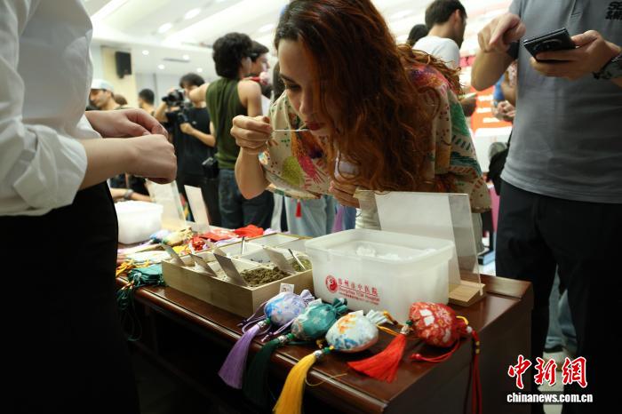拉美14国网络博主河南体验飞针、点穴等中医“绝技”