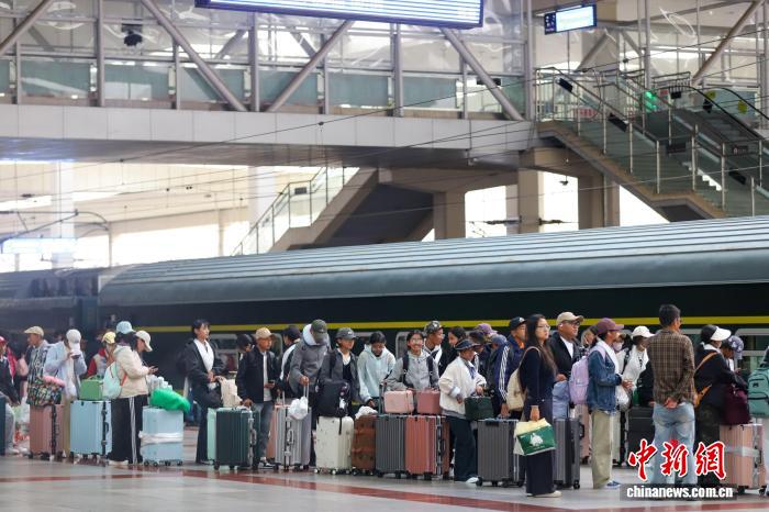 青藏集团护航高原学子 今年已助5.5万人次顺利求学