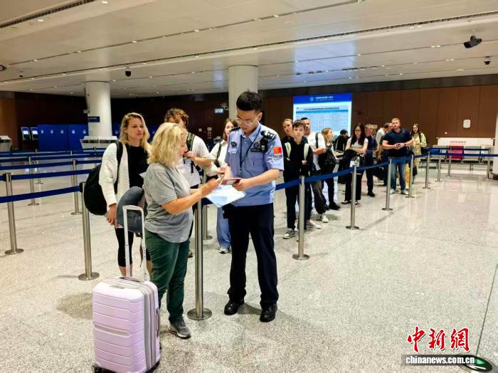 北京大兴机场口岸首批免签入境俄罗斯旅客