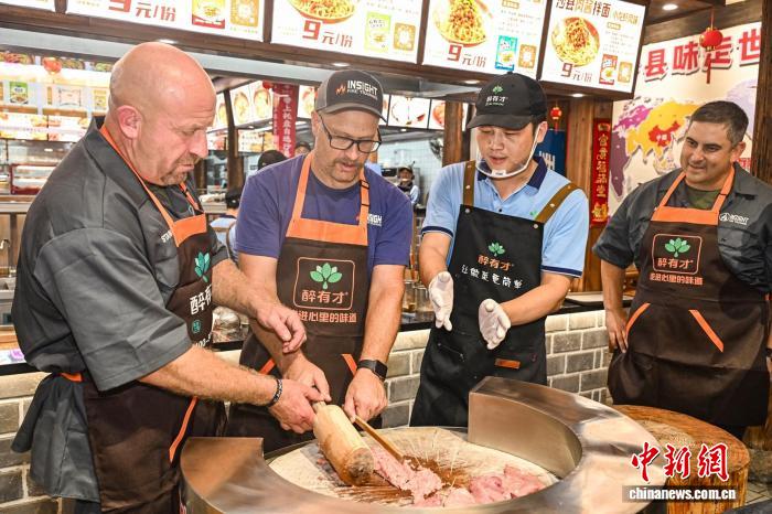外国友人体验手锤扁肉制作