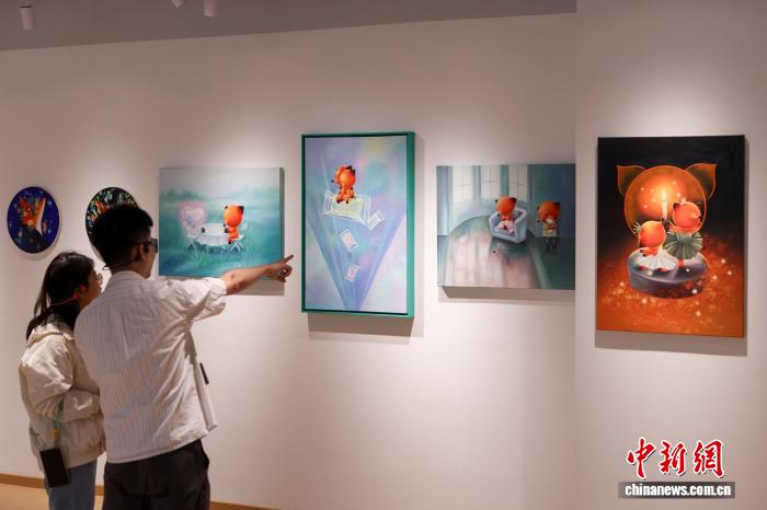 观众参观隆福寺艺术展览