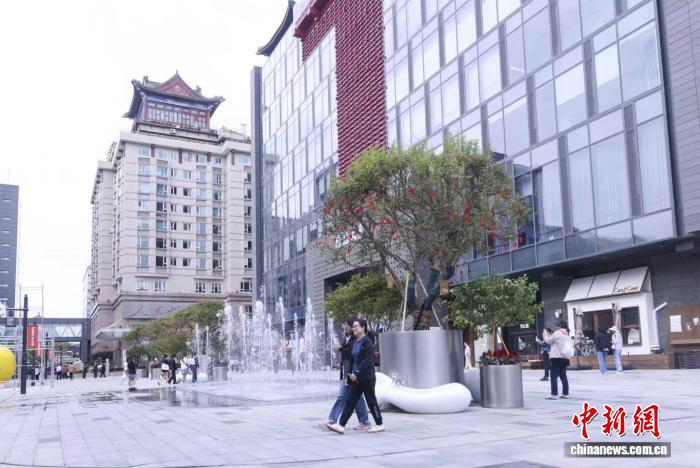 市民走进隆福寺街区