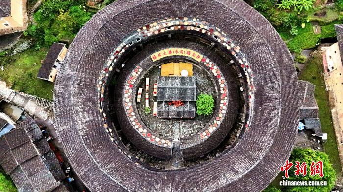 福建永定初溪土楼：百年圆楼秋色浓，晒秋盛景引客来