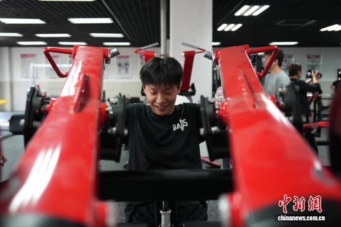 学生参与上肢力量训练