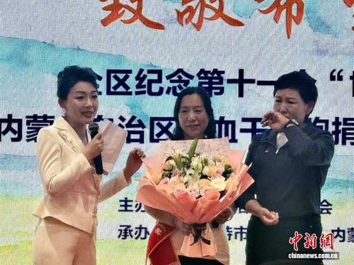 郝彩霞与捐献者胡亚利