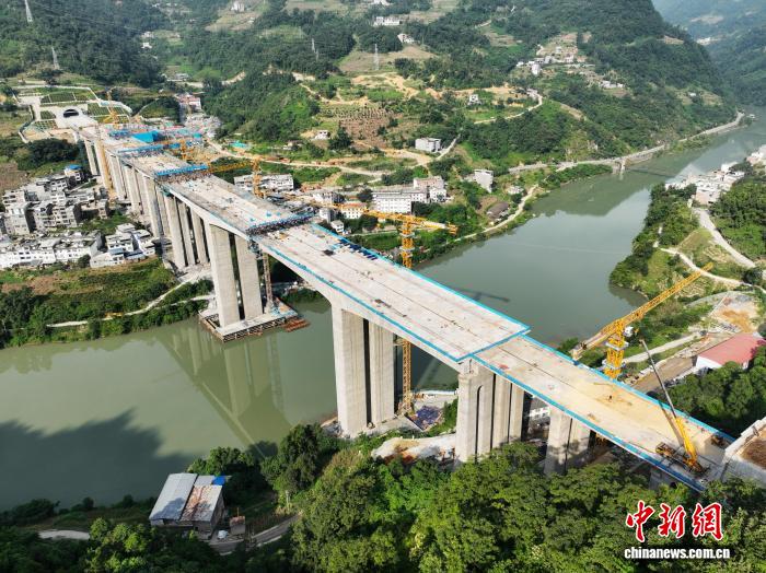 渝昆高铁盐津南站白水江四线特大桥合龙现场