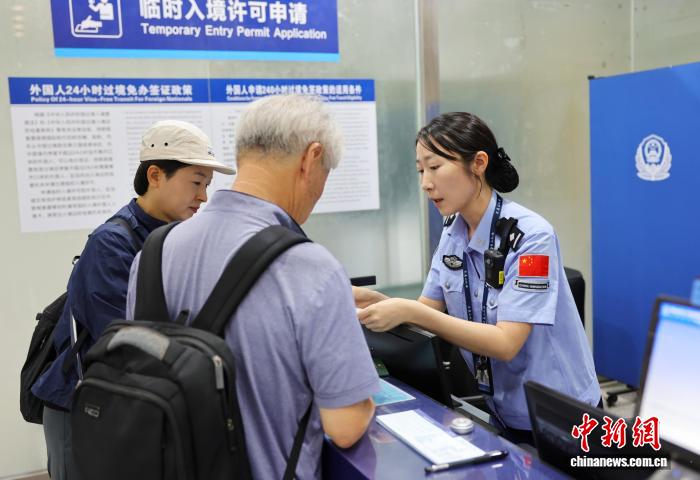 武夷山边检部门民警为韩国籍入境旅客提供政策咨询答疑