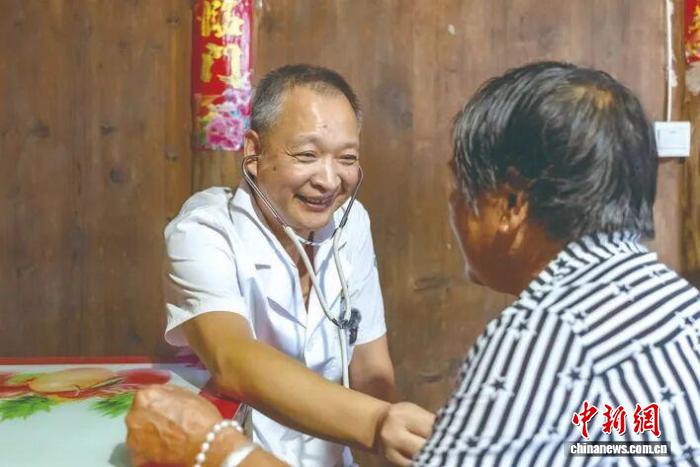 乡村医生34年坚守：银针妙手守护乡亲健康