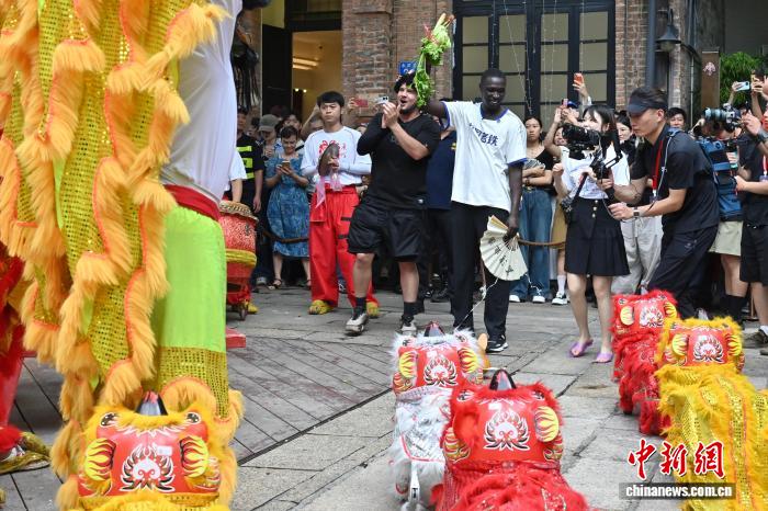 无语哥体验醒狮采青