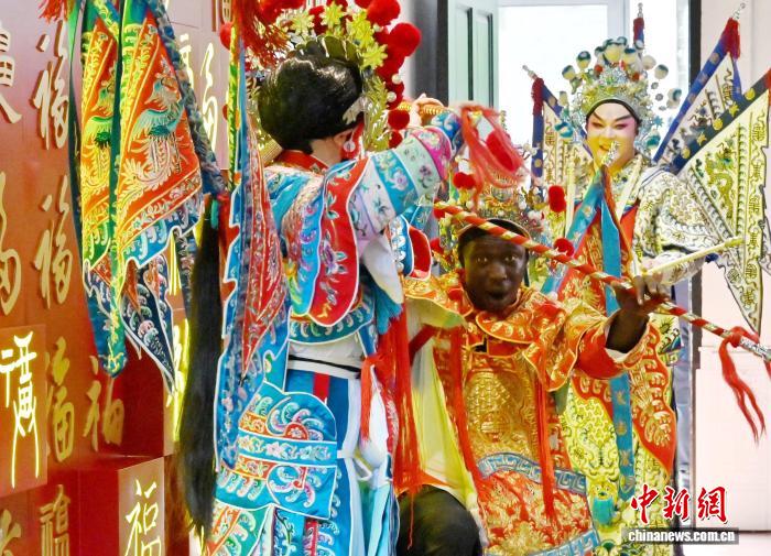 国际网红‘无语哥’广州永庆坊非遗体验，感受岭南文化魅力