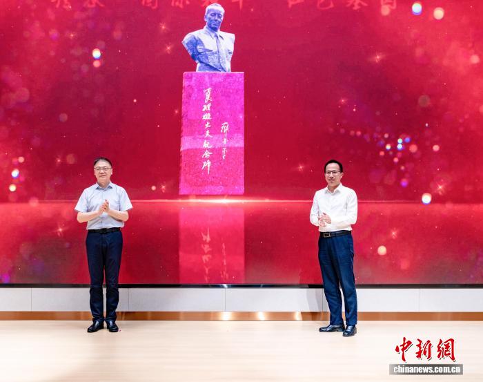 夏理逊雕像在国妇婴奉贤院区落成