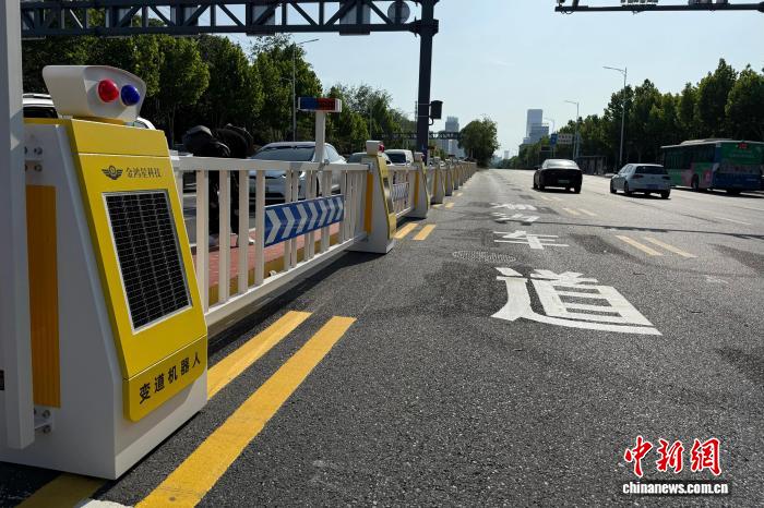 合肥高新区望江路智能潮汐车道护栏平移