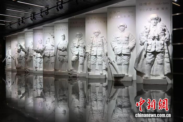 东北抗日联军纪念馆内的抗日英雄雕塑