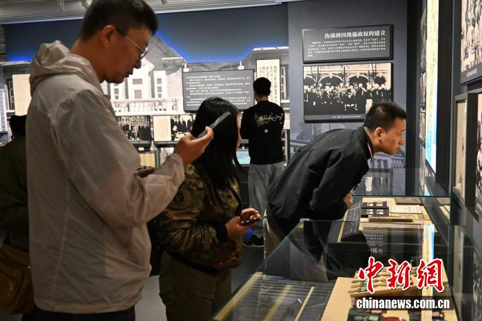 媒体记者参观吉林省近现代史展