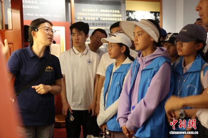 玉树青少年在北大红楼参观