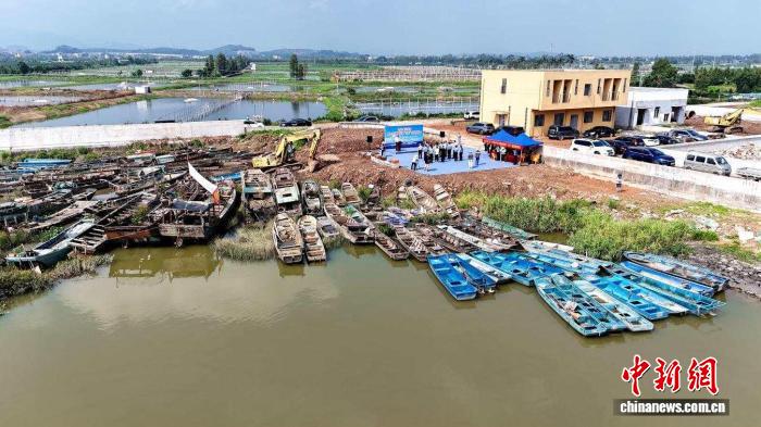 广东江门拆解百余艘涉渔三无船舶