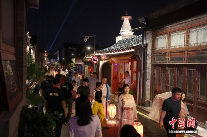 北京古建焕新：中轴线地标解锁夜经济与数字新体验