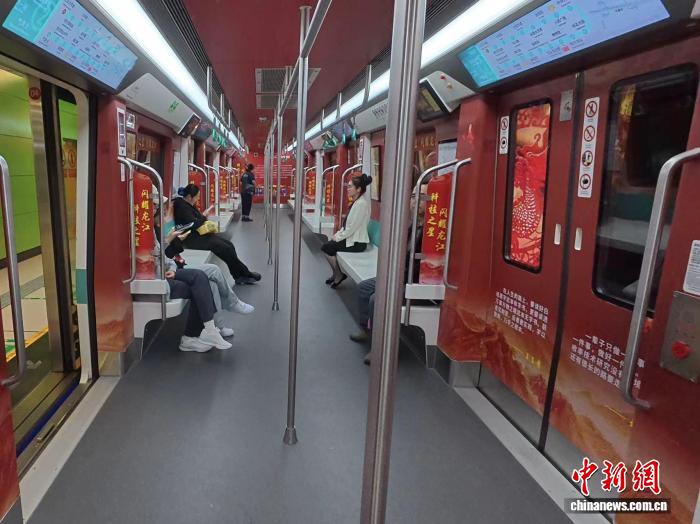 黑龙江首列科学家精神地铁专列亮相哈尔滨地铁2号线