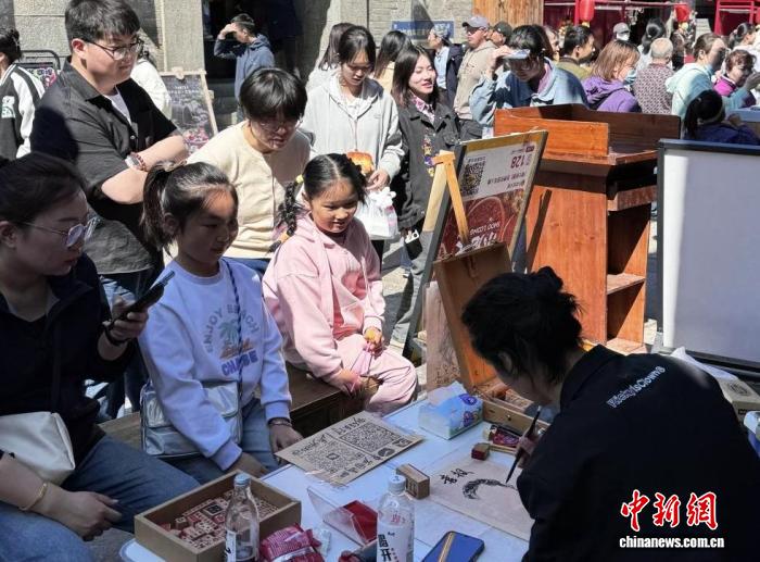 国风手绘热潮：用画笔勾勒文旅新风景，地方特色跃然纸上