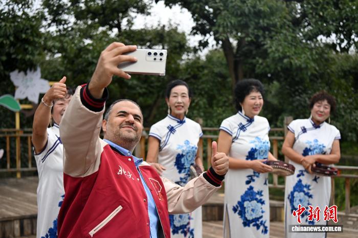 学员在什川镇世界第一古梨园与当地民众拍照留念