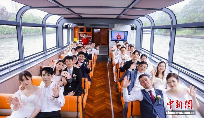 2025年普陀区苏河婚典新人点亮爱心