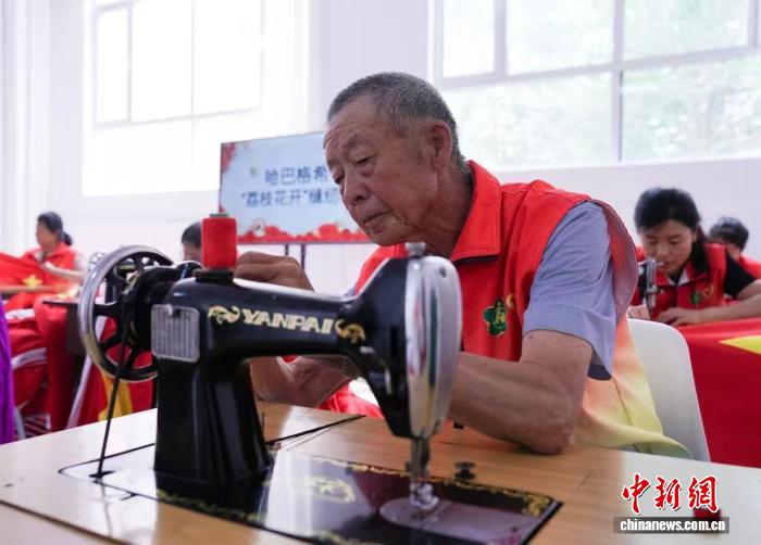 特写：鄂尔多斯12名农民工手工缝制1.4万面国旗庆国庆