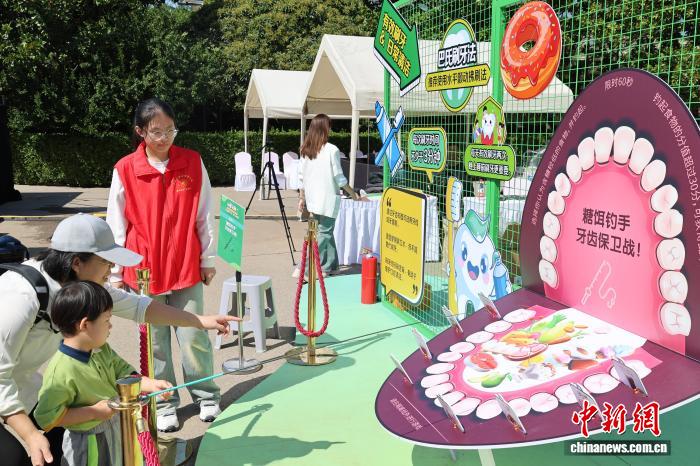 民众体验口腔健康科普游戏