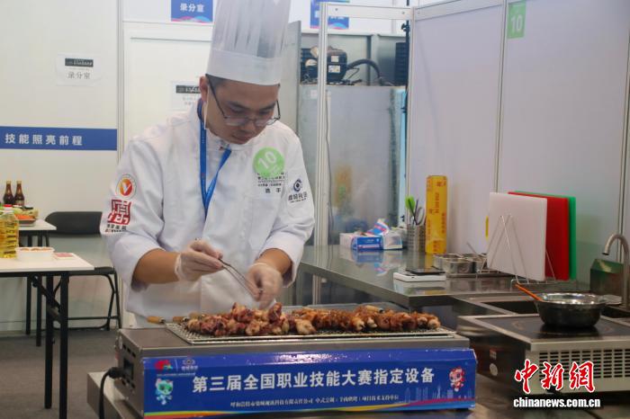 烤羊肉串首次飘香职业技能“国赛”竞技场