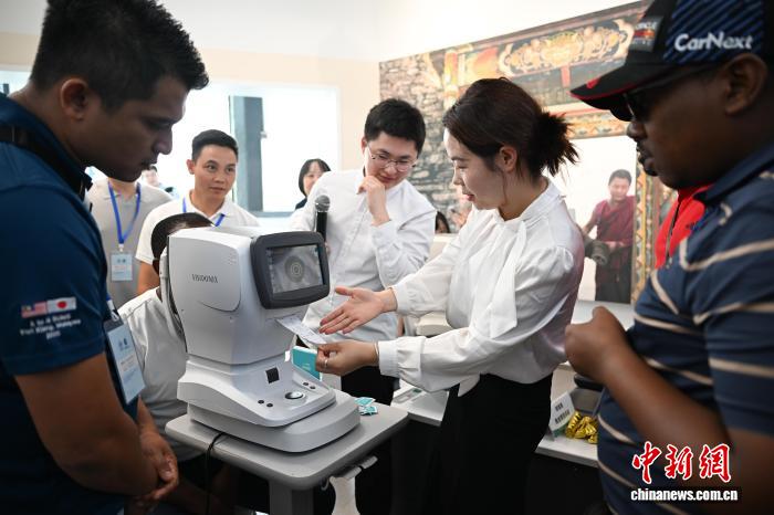 国际航标管理人员体验眼健康智能产品
