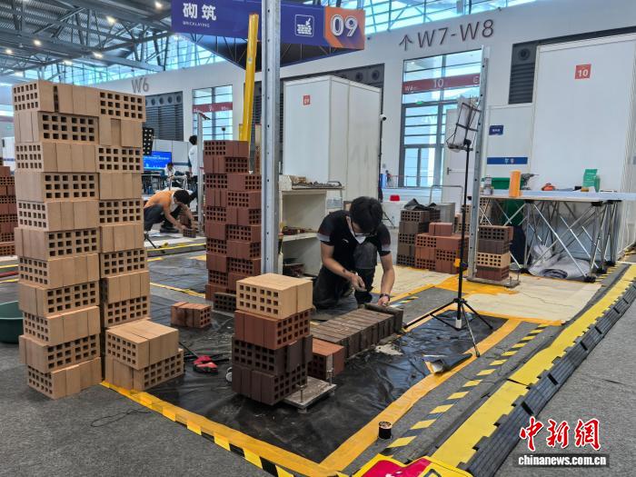 从手工砌筑到数字建模：传统技工职业价值重塑之路
