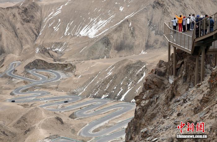 新疆公路交通70年巨变：天山南北织密路网，经济民生双提升