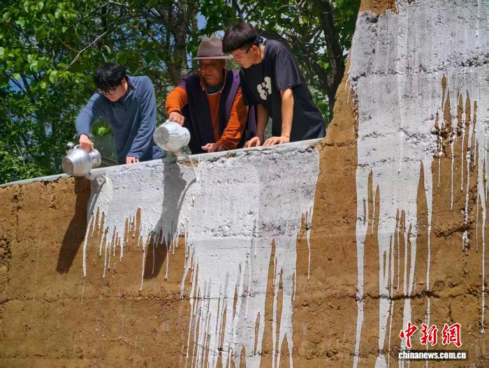游客在乡城体验白色灌礼。吕杨 摄