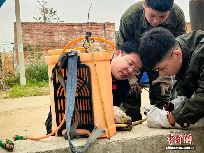 郑万众指导学生焊接