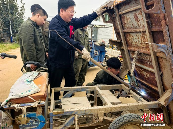 郑万众与学生交流