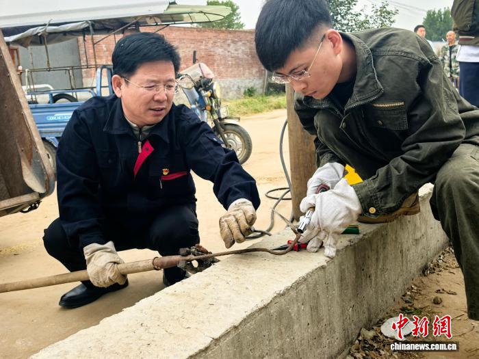 探访河北‘最美教师’郑万众：焊花中铸就育人匠心