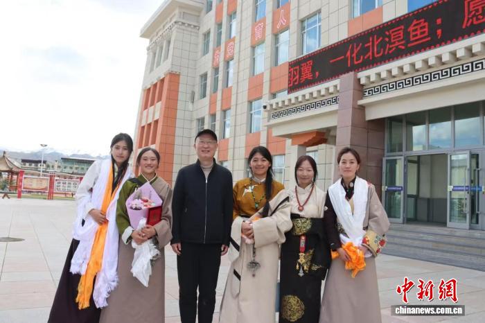 柳毅与支教学生合影