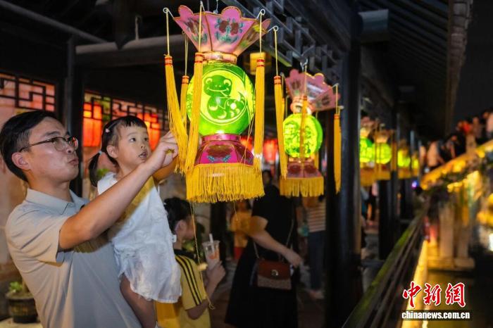 浙江平湖西瓜灯节：点亮城市发展新路径