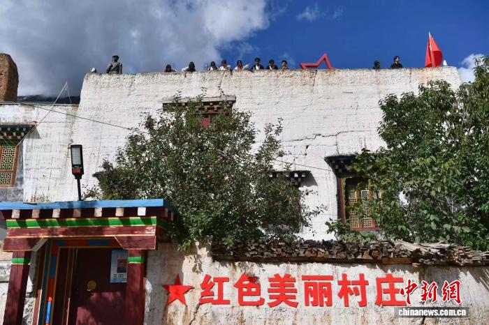 四川甘孜乡城县色尔宫村一角