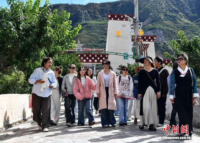 游客在色尔宫村参观
